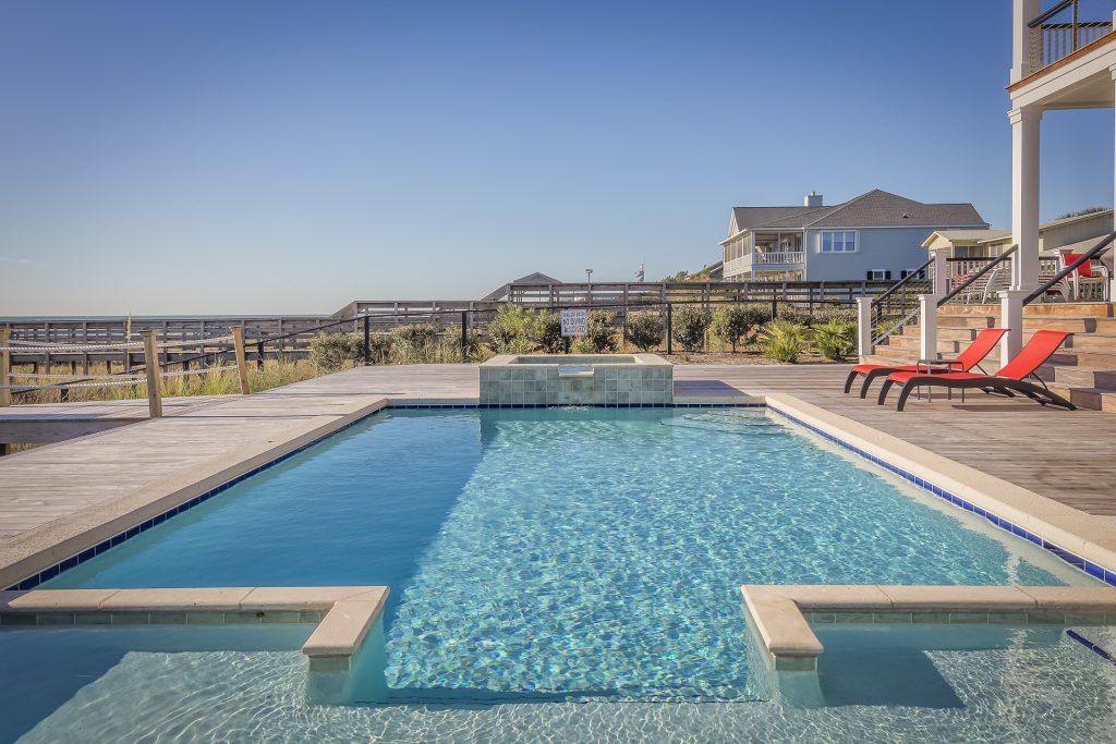 Luxury Pool Features, built-in spa, Earthform, PEI pool builder